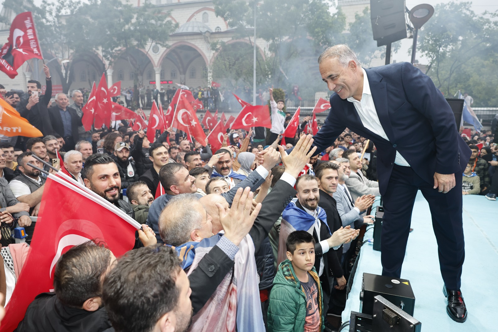 Sultangazi’de Cumhurbaşkanı Erdoğan’ın Zaferi Coşkuyla Kutlandı