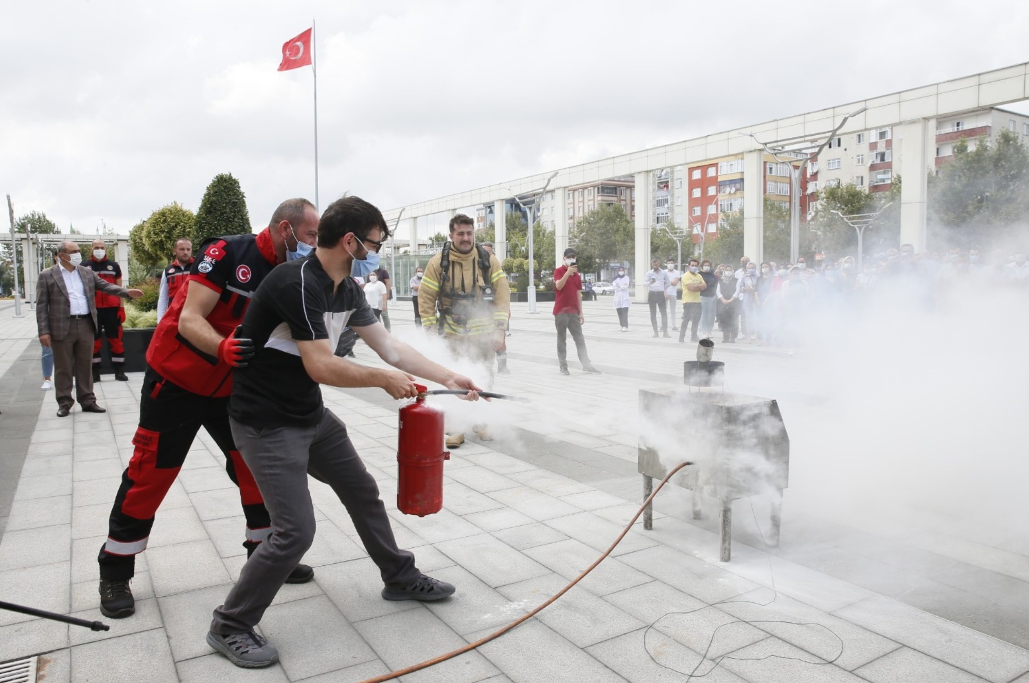 Sultangazi Belediyesi’nde Gerçekleştirilen Yangın Tatbikatı Gerçeğini Aratmadı