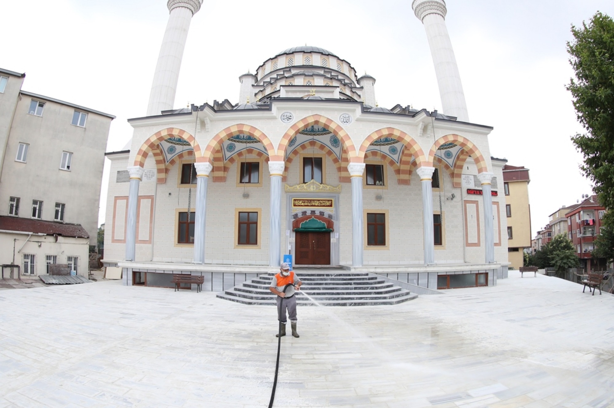 Sultangazi’deki Camiler Bayram Öncesi Gülsuyu ile Yıkandı